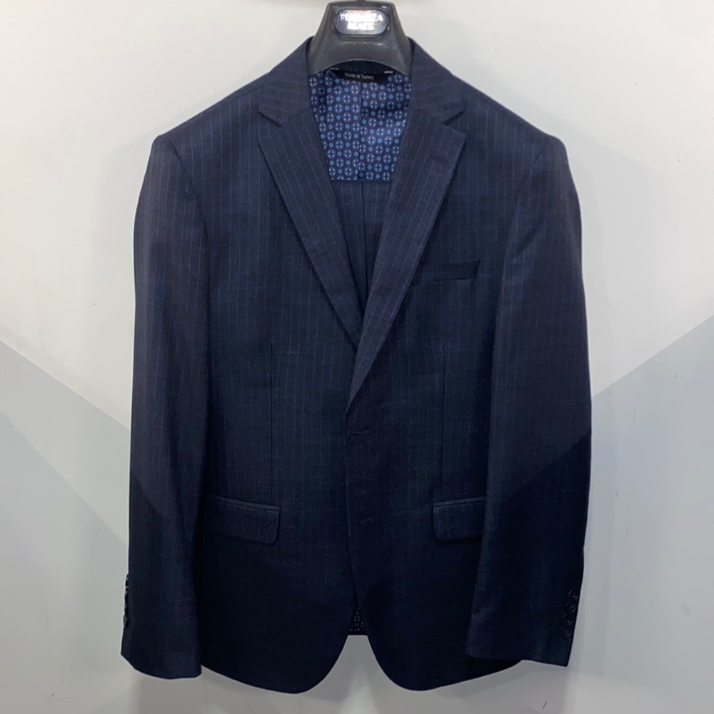 NWOT Mens pinstripe suit. Size 36S.